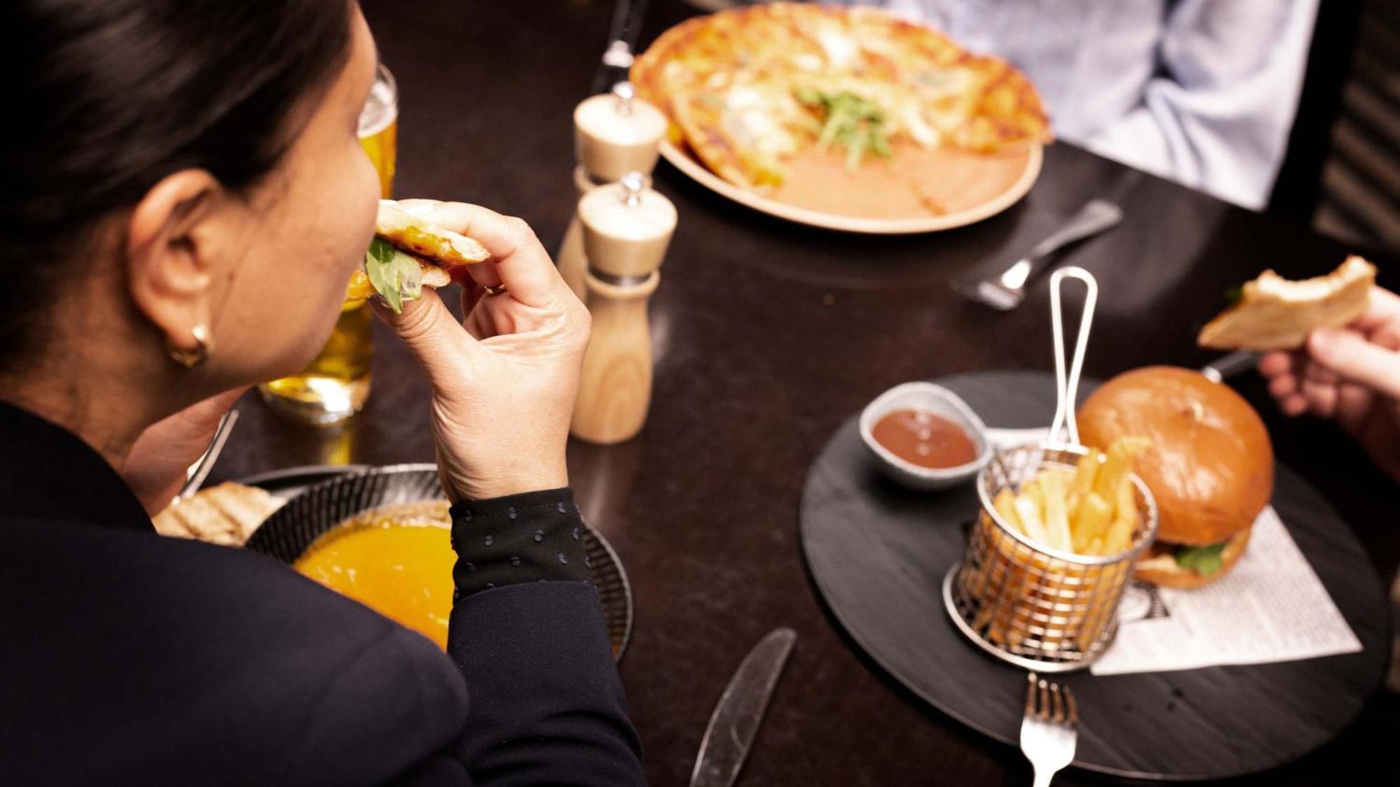 墨尔本里奥多洲际酒店 外观 照片 A woman eating a hamburger